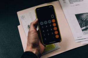 Boekhouder met rekenmachine en financiële documenten voor Belgische KMO