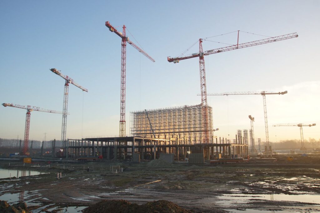 Belgische bouwsector 2026 — bouwkraan en bouwplaats in stedelijke omgeving