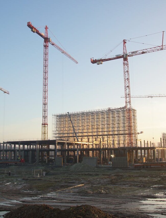 Belgische bouwsector 2026 — bouwkraan en bouwplaats in stedelijke omgeving