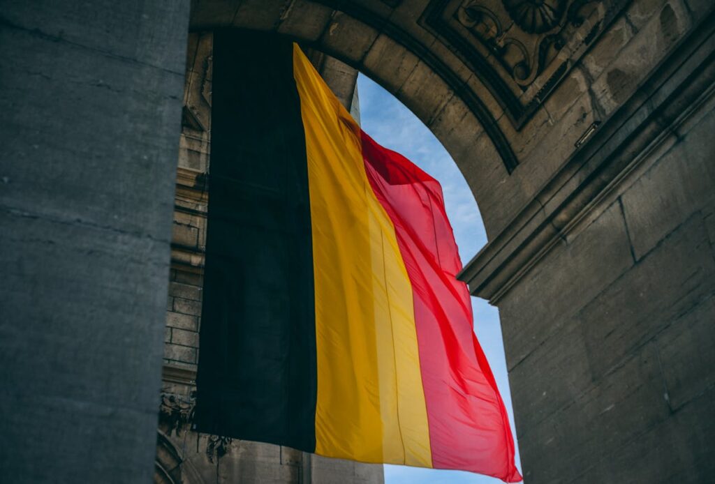 Belgische logistieke sector — vrachtwagens op laadplatform van magazijn