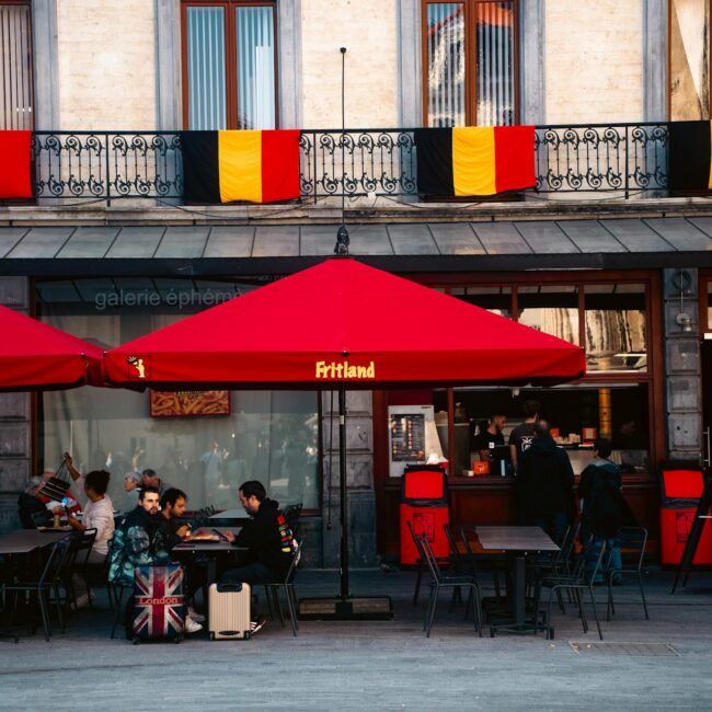 KMO-marketing in België — digitale kanalen op laptop en smartphone
