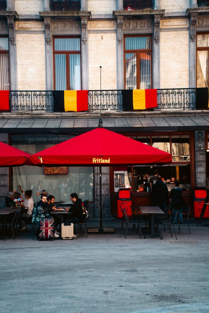 KMO-marketing in België — digitale kanalen op laptop en smartphone